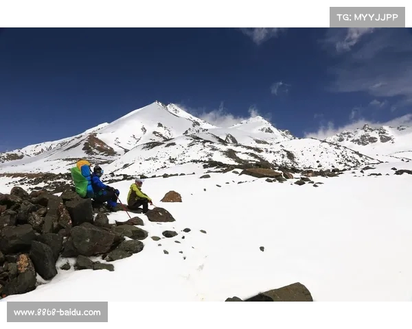 “岗什卡雪峰成训练圣地：百余运动员进行高原适应性强化”(岗什卡雪峰能爬上去吗)