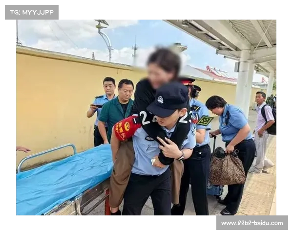 印度人高铁光脚踩桌板引热议,网友疑问:列车长和乘警为何未处理? 印度人高铁光脚踩桌板引热议,网友疑问:列车长和乘警为何未处理?